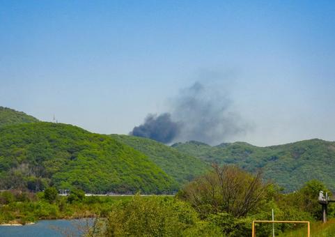 山火事で立ち上る黒煙 山火事で立ち上る黒煙 山林火災,林野火災,自然災害の写真素材