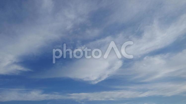 早朝の港に浮かぶ白い雲たち 空,ふんわり,青空の写真素材