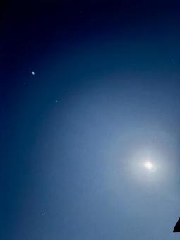夜空の月と一番星 夜空の月と一番星の写真