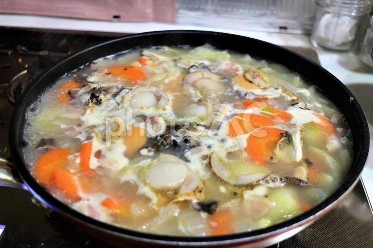 ホタテガイのシチュー、料理中の様子 シチュー,湯気,ホタテガイの写真素材