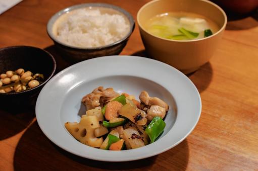鶏肉と野菜炒めの夕食 鶏肉と野菜炒めの夕食 夕食,和食,鶏肉の写真素材