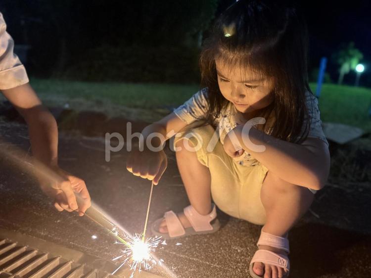 夏に手持ち花火を楽しむ5歳の女の子 子供,花火,女の子の写真素材