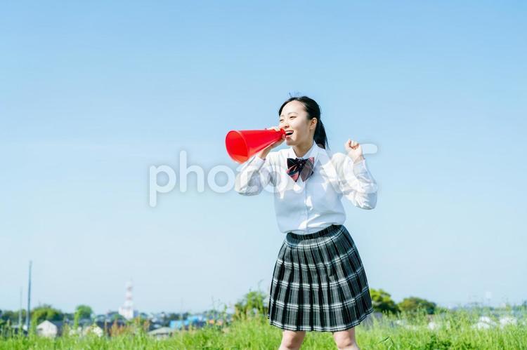 メガホンを持って応援する高校生 高校生,応援,メガホンの写真素材