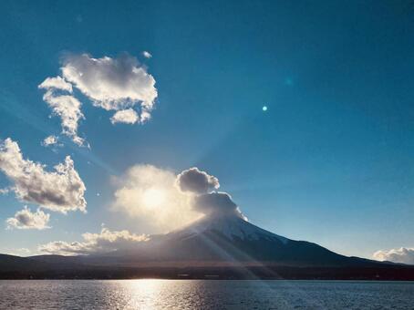 山中湖から望む富士山と雲越しの太陽 富士山,山中湖,光芒の写真素材