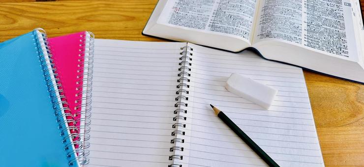 教育　ノートと英和辞典　テスト勉強 教育,勉強,学習の写真素材