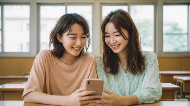 教室で笑う友達の写真