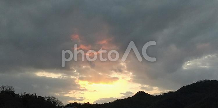 厚い雲の隙間からこぼれる夕日 空,雲,黄昏の写真素材