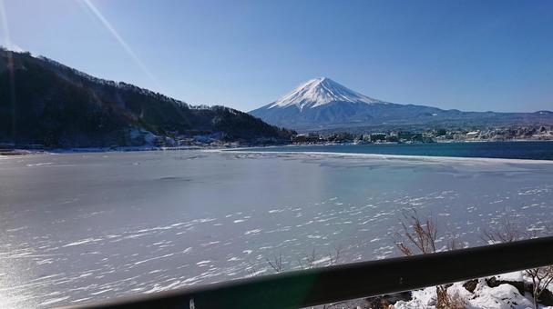 凍る河口湖と富士 富士山,河口湖,自然の写真素材