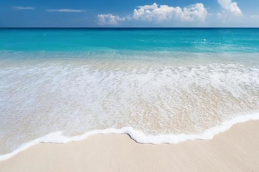 夏のコバルトブルーの海と青空 夏のコバルトブルーの海と青空の写真
