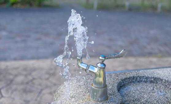 公園の水飲み場・立形水飲水栓・吹き出る水 水飲み場,公園,立形水飲水栓の写真素材