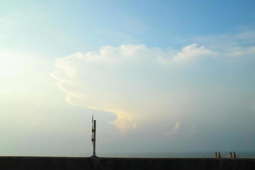 海沿いから見た夏の空 海沿いから見た夏の空の写真