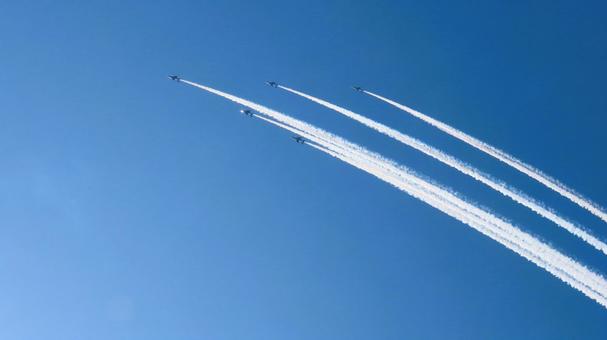 青空を裂くブルーインパルス 青空を裂くブルーインパルス ブルーインパルス,航空機,アクロバット飛行の写真素材