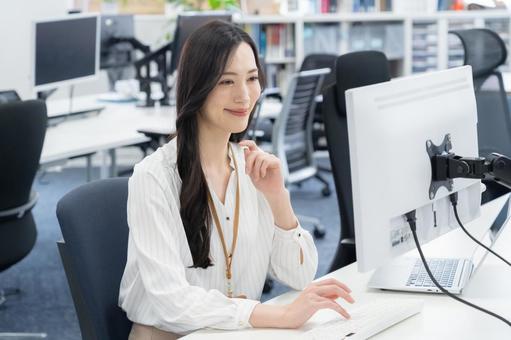 オフィスカジュアルの若い女性エンジニア オフィスカジュアルの若い女性エンジニア ビジネス,オフィス,エンジニアの写真素材