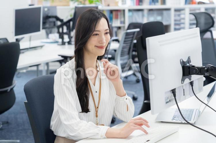 オフィスカジュアルの若い女性エンジニア ビジネス,オフィス,エンジニアの写真素材