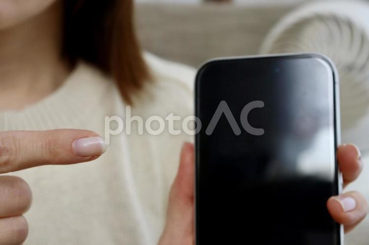 スマホを指さす女性 スマホ,女性,スマートフォンの写真素材