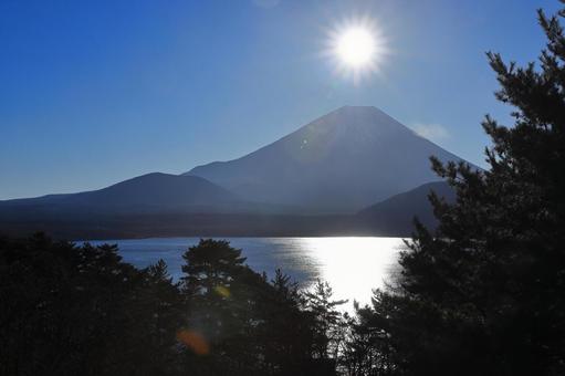 本栖湖からの初日の出 2025年1月1日 本栖湖からの初日の出 2025年1月1日 富士山,太陽,日の出の写真素材