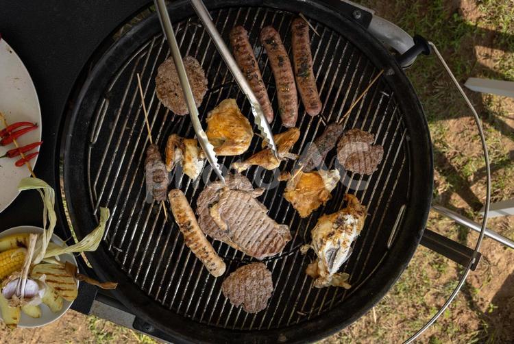 真上から見た肉ととうもろこしとトングなど バーベキュー,肉,焼き料理の写真素材