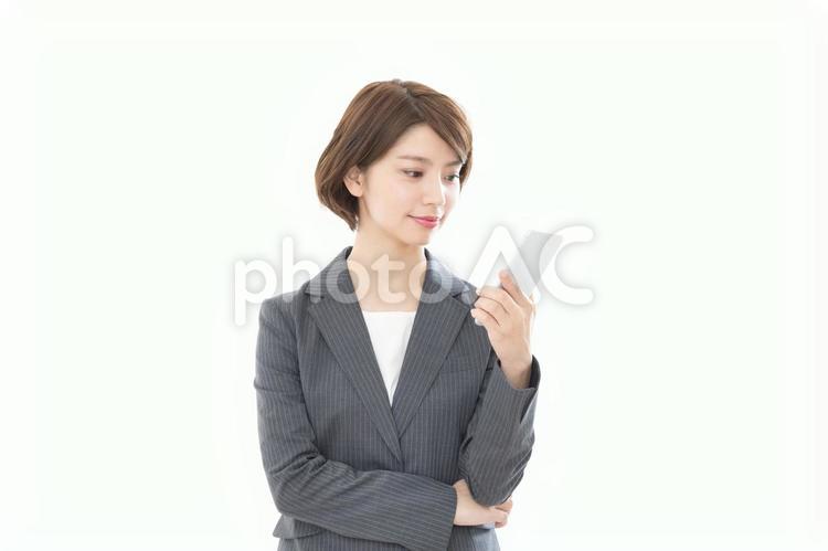 ビジネスウーマン　スマートフォン ビジネスウーマン,スマートフォン,調べるの写真素材