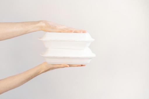 ランチパックを重ねて持つ手 配達,フードデリバリー,テイクアウトの写真素材