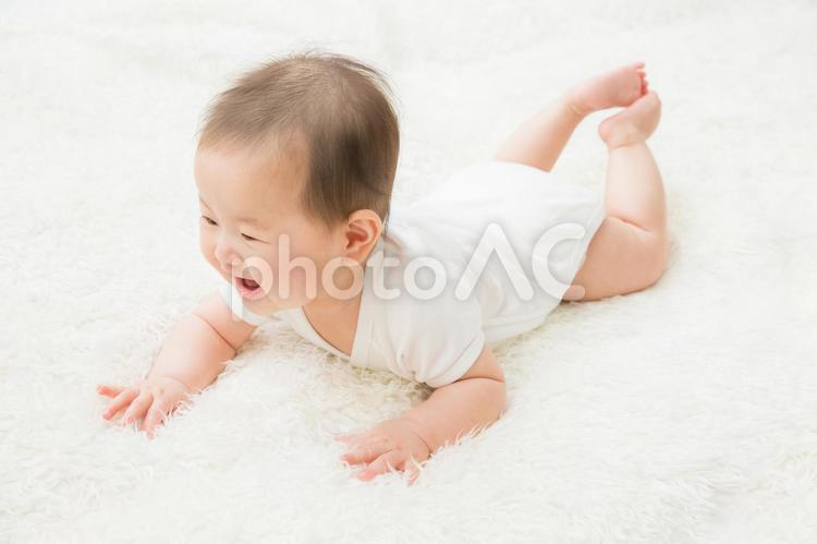 ハイハイする赤ちゃん（笑顔） 赤ん坊,赤ちゃん,ハイハイの写真素材