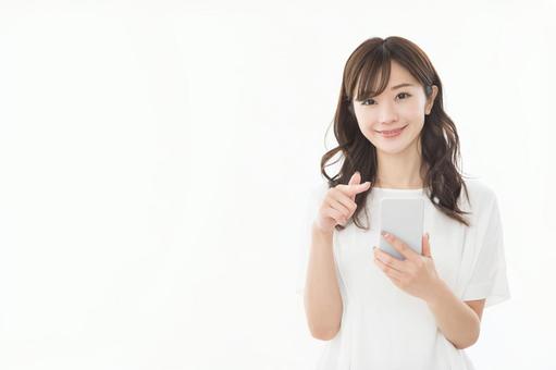 若い女性 スマートフォン 若い女性 スマートフォンの写真