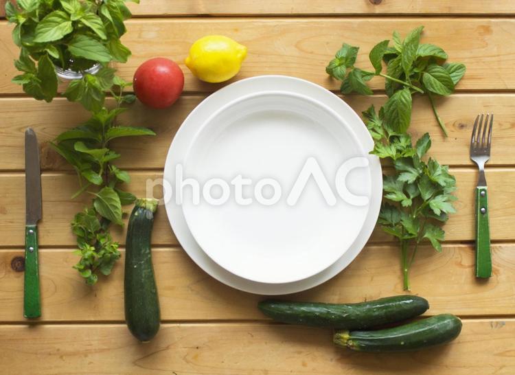 食材と食器のあるテーブルイメージ 食材,食器,野菜の写真素材