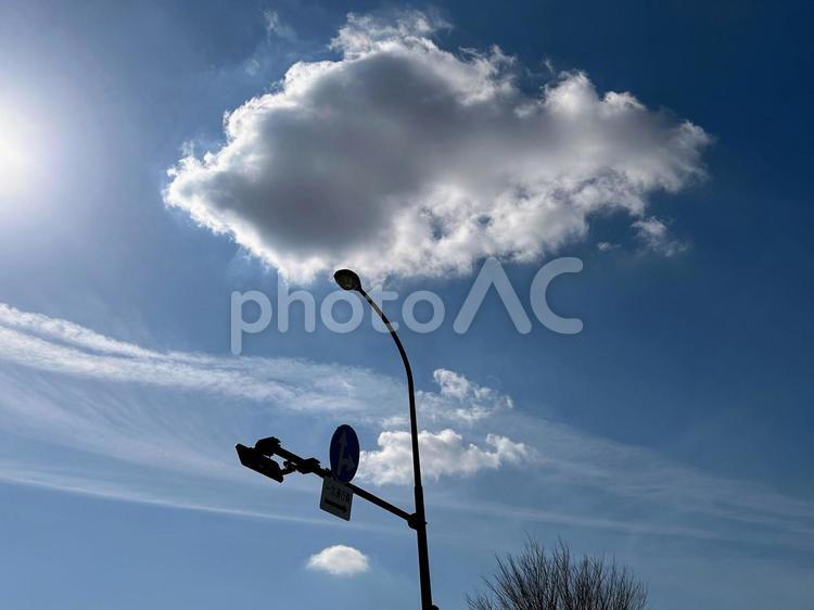 外灯の上に浮かぶ雲＿空 空,晴れ,まっすぐの写真素材