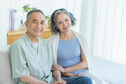 リビングでくつろぐシニア夫婦 シニア,夫婦,笑顔の写真素材