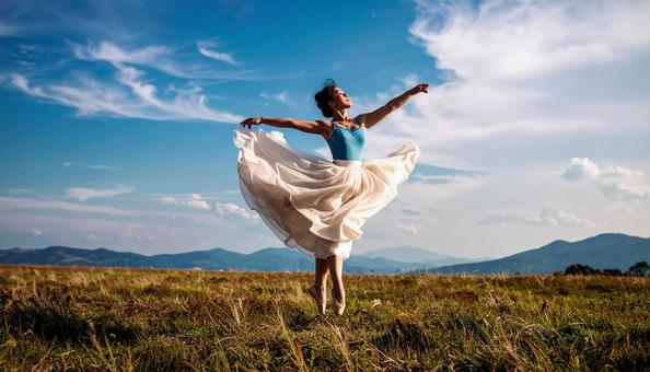 青空の下、踊る日本人女性 青空の下、踊る日本人女性の写真
