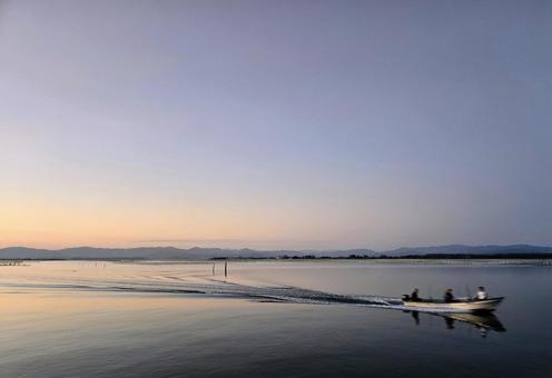 夕暮れの浜名湖を進むボート 浜名湖,浜松,夕暮れの写真素材