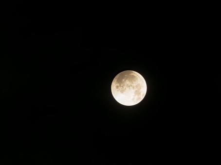 夜空に輝く満ちる月 夜空に輝く満ちる月 満月,月,夜空の写真素材