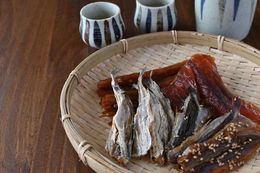 珍味盛り合せ(4種)と日本酒 珍味盛り合せ(4種)と日本酒 鮭とば,とば,冬葉の写真素材