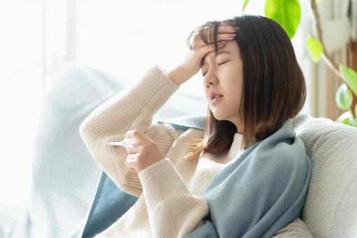 熱を測る体調不良の女性 女性,風邪,熱の写真素材