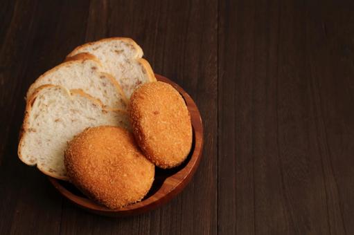 パンと揚げ物の盛り合わせ パン,揚げ物,カレーパンの写真素材