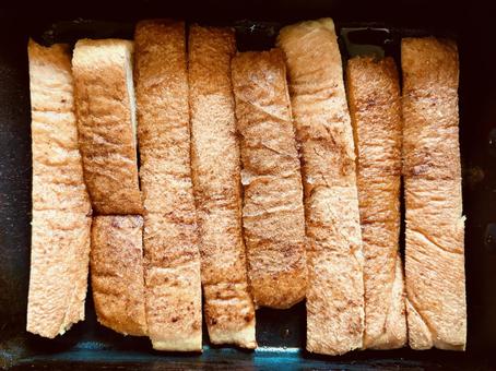 パンの耳をたくさん焼く パンの耳をたくさん焼くの写真