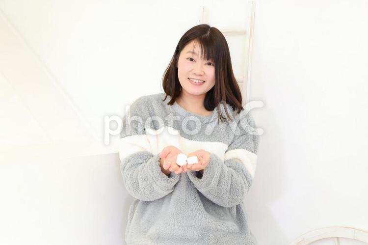手に錠剤を持つひとりの女性 リラックス,リラクゼーション,入浴剤の写真素材