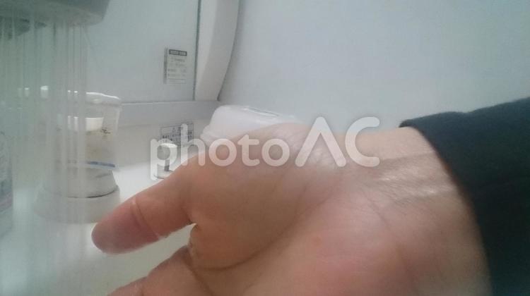 冷たい水で手を洗う 1,ぼかし,人の写真素材