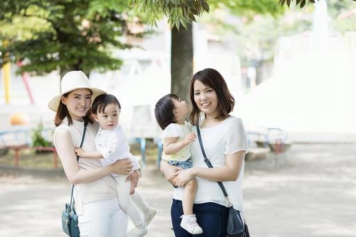 ママ友 母親 育児  ママ友 母親 育児  ママ友,公園,女性の写真素材