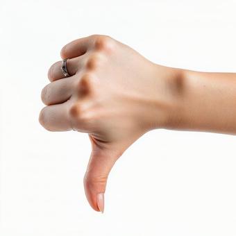 良くない評価を示す女性の親指 良くない評価を示す女性の親指の写真