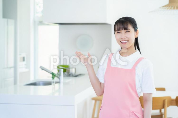 訪問介護をする介護士の女性 介護,介護士,女性の写真素材