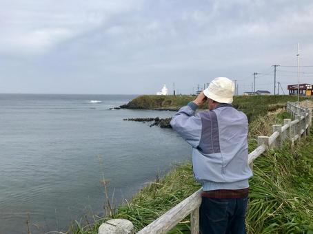 曇天の納沙布岬で一人の老人が北方領土を一心に眺めている 曇天の納沙布岬で一人の老人が北方領土を一心に眺めているの写真