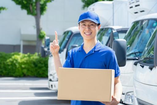荷物を運ぶミドルのトラックドライバー 荷物を運ぶミドルのトラックドライバーの写真