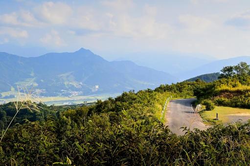 山々が連なる夏の雄大な絶景ロード 山々が連なる夏の雄大な絶景ロード 山,山並み,山々の写真素材