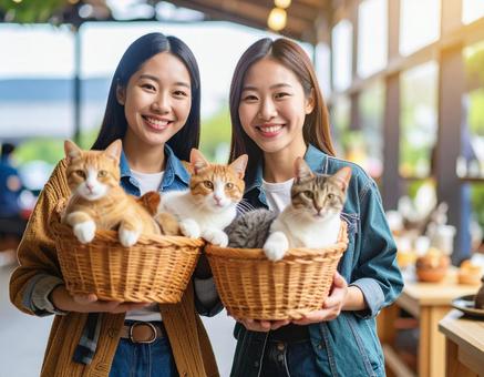 猫といっしょで笑顔の女性 猫といっしょで笑顔の女性の写真
