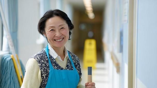 清掃業者の年配女性の写真