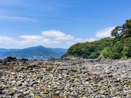 真鶴岬の三ツ石海岸から西側の眺望 真鶴岬の三ツ石海岸から西側の眺望の写真