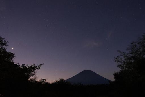 夏の星空と富士山 夏の星空と富士山の写真
