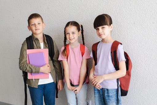 カメラ目線でノートを持っている生徒たち 男の子,女の子,子どもの写真素材