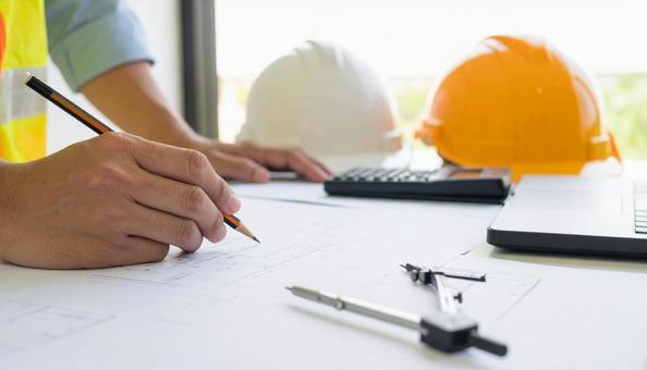 設計する男性の手元 建築設計・製図シーン 設計する男性の手元 建築設計・製図シーンの写真