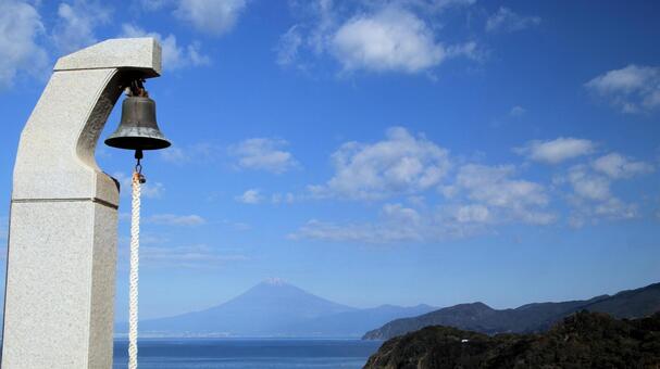 晩秋の恋人岬の愛の鐘と富士山 恋人岬,ラブコールベル,愛の鐘の写真素材